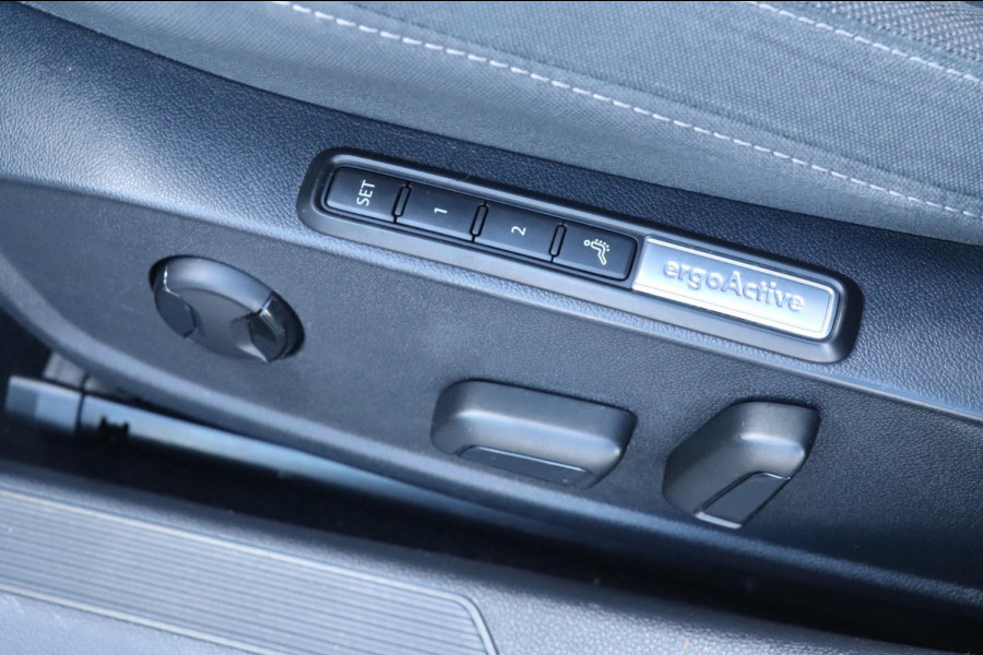 Volkswagen Golf 1.5 eTSI Style | PANO - IQ. LIGHT - NAP - VOL!