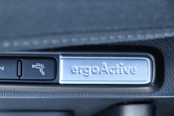 Volkswagen Golf 1.5 eTSI Style | PANO - IQ. LIGHT - NAP - VOL!