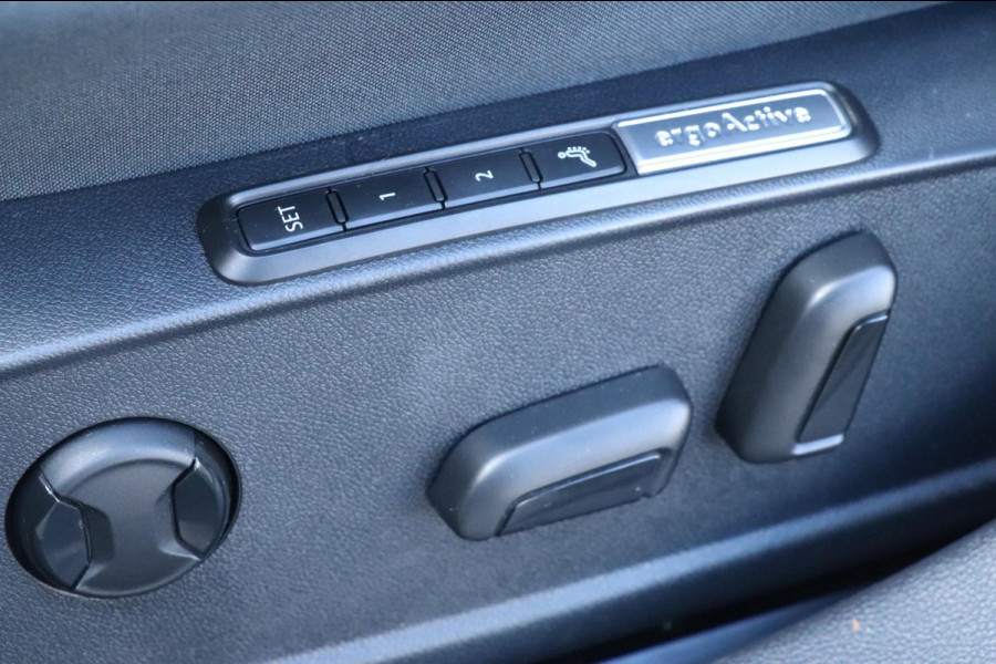 Volkswagen Golf 1.5 eTSI Style | PANO - IQ. LIGHT - NAP - VOL!