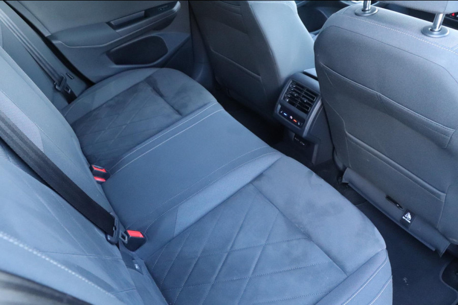 Volkswagen Golf 1.5 eTSI Style | PANO - IQ. LIGHT - NAP - VOL!