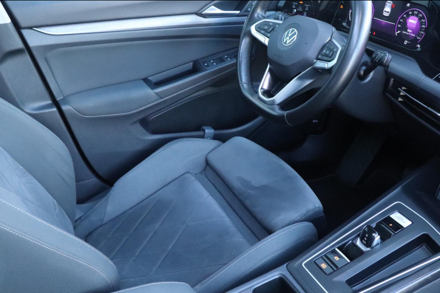 Volkswagen Golf 1.5 eTSI Style | PANO - IQ. LIGHT - NAP - VOL!