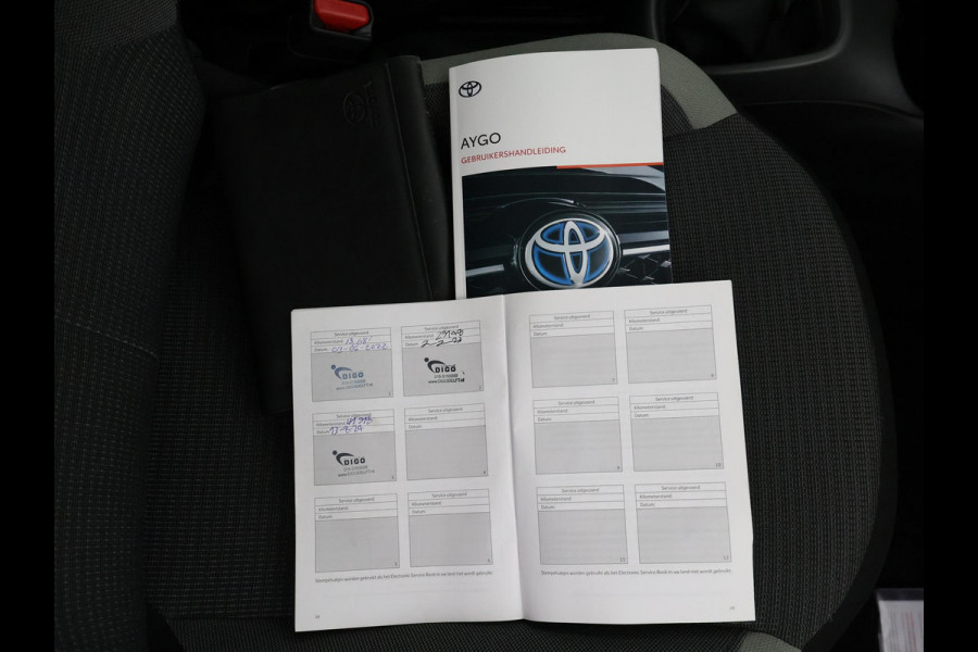 Toyota Aygo 1.0 VVT-i X-Play Bi-Tone | Apple Carplay & AndroidAUTO | Camera | Privacy Glass |