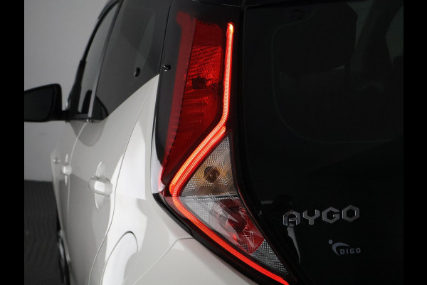 Toyota Aygo 1.0 VVT-i X-Play Bi-Tone | Apple Carplay & AndroidAUTO | Camera | Privacy Glass |