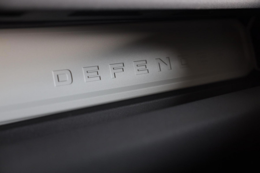 Land Rover Defender 2.0 P300e 110 X-DYNAMIC SE / AUT / 360 Camera / Leder / Apple Carplay / Open Panoramadak / Head Up / Memory