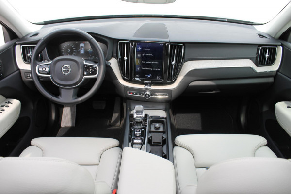 Volvo XC60 T8 390PK Automaat Twin Engine AWD Inscription Apple CarPlay / Cruise Control / Android auto / Panoramadak / Achteruitrij camera / Elektrisch bedienbare bestuurdersstoel met geheugen / Parkeersensoren voor en achter /