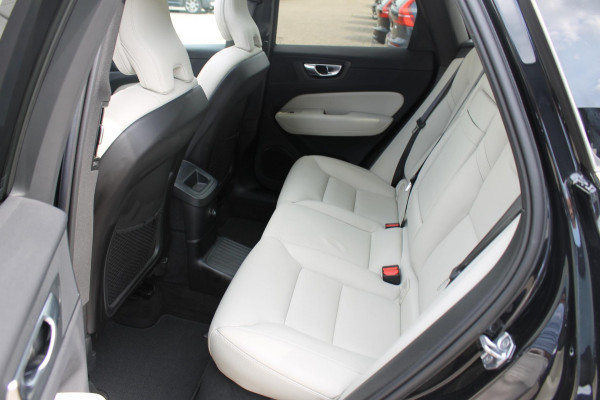 Volvo XC60 T8 390PK Automaat Twin Engine AWD Inscription Apple CarPlay / Cruise Control / Android auto / Panoramadak / Achteruitrij camera / Elektrisch bedienbare bestuurdersstoel met geheugen / Parkeersensoren voor en achter /
