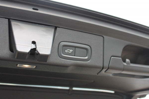 Volvo XC60 T8 390PK Automaat Twin Engine AWD Inscription Apple CarPlay / Cruise Control / Android auto / Panoramadak / Achteruitrij camera / Elektrisch bedienbare bestuurdersstoel met geheugen / Parkeersensoren voor en achter /