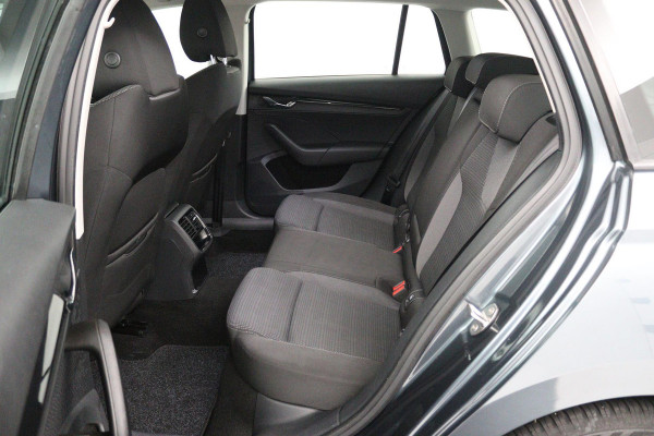 Škoda Octavia Combi 1.0 TSI Business Edition (PARKEERSENSOREN, CRUISE CONTROL, NAVIGATIE, CARPLAY, NL-AUTO, GOED ONDERHOUDEN)