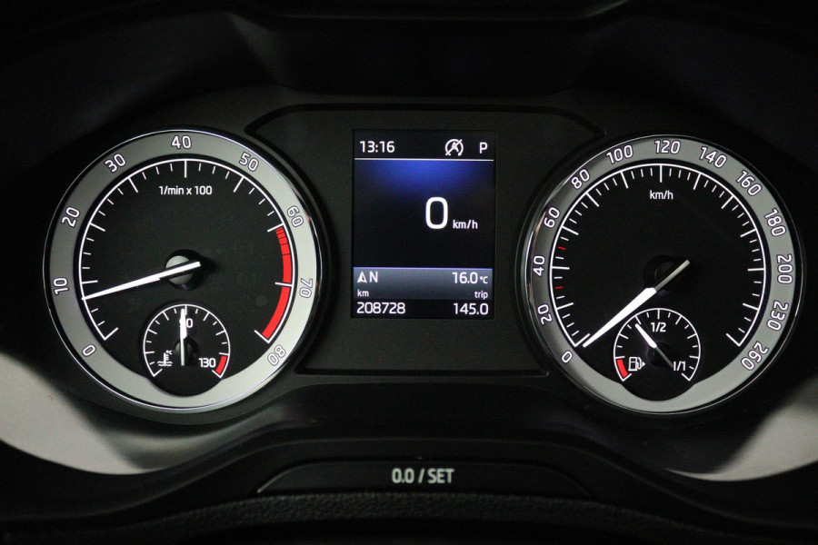 Škoda Karoq 1.5 TSI ACT Style Business (PANORAMADAK, STOELVERWARMING, CAMERA, ELEKTR STOELEN, SFEERVERLICHTING, NL-AUTO)