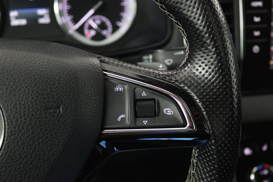 Škoda Karoq 1.5 TSI ACT Style Business (PANORAMADAK, STOELVERWARMING, CAMERA, ELEKTR STOELEN, SFEERVERLICHTING, NL-AUTO)