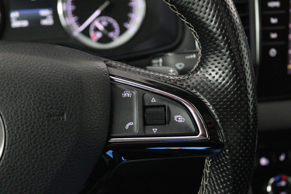 Škoda Karoq 1.5 TSI ACT Style Business (PANORAMADAK, STOELVERWARMING, CAMERA, ELEKTR STOELEN, SFEERVERLICHTING, NL-AUTO)
