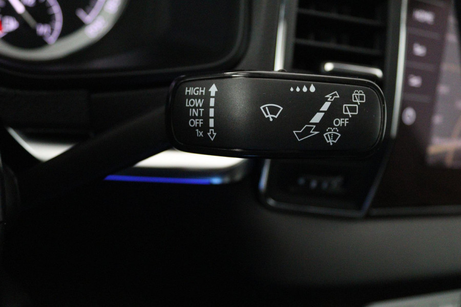 Škoda Karoq 1.5 TSI ACT Style Business (PANORAMADAK, STOELVERWARMING, CAMERA, ELEKTR STOELEN, SFEERVERLICHTING, NL-AUTO)
