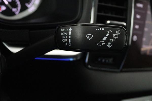 Škoda Karoq 1.5 TSI ACT Style Business (PANORAMADAK, STOELVERWARMING, CAMERA, ELEKTR STOELEN, SFEERVERLICHTING, NL-AUTO)