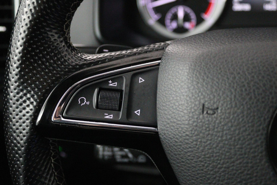 Škoda Karoq 1.5 TSI ACT Style Business (PANORAMADAK, STOELVERWARMING, CAMERA, ELEKTR STOELEN, SFEERVERLICHTING, NL-AUTO)