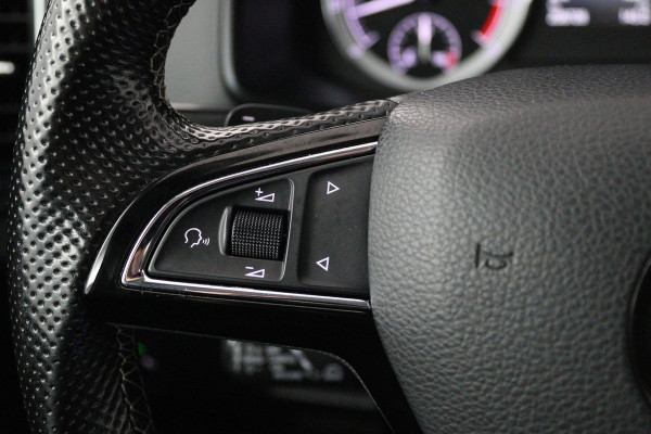 Škoda Karoq 1.5 TSI ACT Style Business (PANORAMADAK, STOELVERWARMING, CAMERA, ELEKTR STOELEN, SFEERVERLICHTING, NL-AUTO)