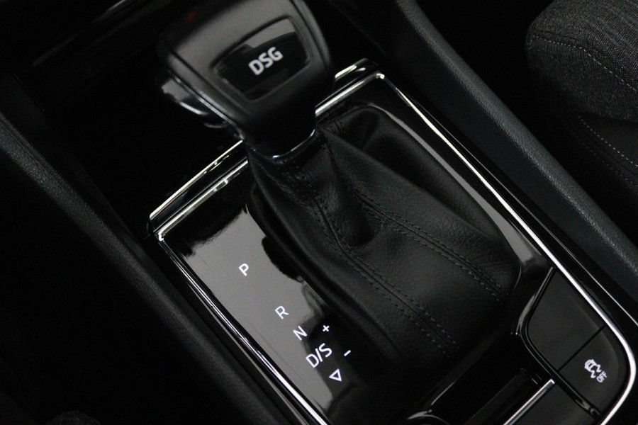 Škoda Karoq 1.5 TSI ACT Style Business (PANORAMADAK, STOELVERWARMING, CAMERA, ELEKTR STOELEN, SFEERVERLICHTING, NL-AUTO)