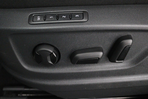 Škoda Karoq 1.5 TSI ACT Style Business (PANORAMADAK, STOELVERWARMING, CAMERA, ELEKTR STOELEN, SFEERVERLICHTING, NL-AUTO)