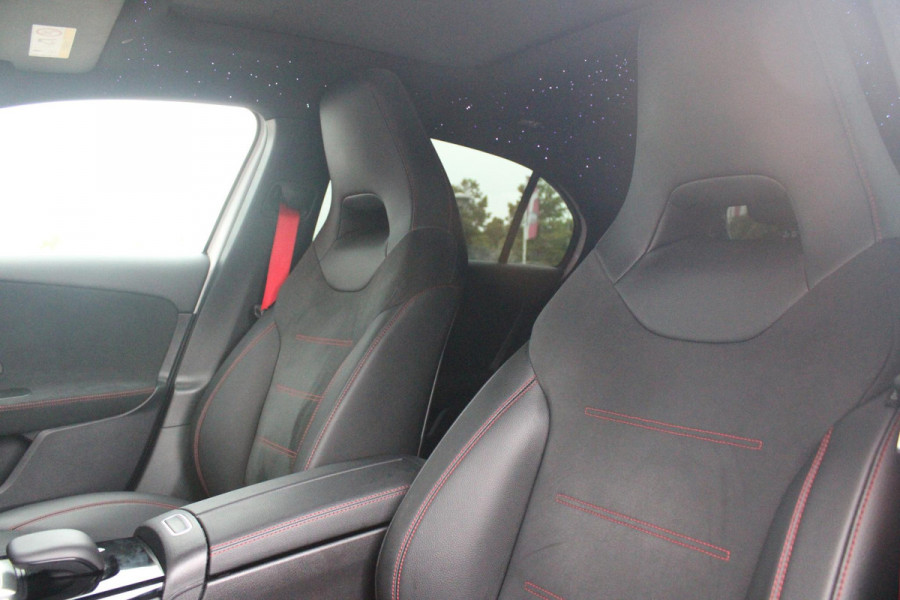 Mercedes-Benz A-Klasse 180 136PK AUTOMAAT AMG LINE | STERRENHEMEL! | PANORAMISCH SCHUIF/KANTEL DAK | SFEER VERLICHTING | NAVIGATIE | ACHTERUITRIJ CAMERA | PARKEERSENSOREN VOOR EN ACHTER | HIGH PERFORMANCE LED KOPLAMPEN | STOEL VERWARMING | KEYLESS - GO | SPIEGEL PAKKET | NIGHT PAKKET | LICHTMETALEN VELGEN 18" | EERSTE EIGENAAR! |