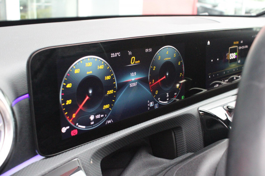 Mercedes-Benz A-Klasse 180 136PK AUTOMAAT AMG LINE | STERRENHEMEL! | PANORAMISCH SCHUIF/KANTEL DAK | SFEER VERLICHTING | NAVIGATIE | ACHTERUITRIJ CAMERA | PARKEERSENSOREN VOOR EN ACHTER | HIGH PERFORMANCE LED KOPLAMPEN | STOEL VERWARMING | KEYLESS - GO | SPIEGEL PAKKET | NIGHT PAKKET | LICHTMETALEN VELGEN 18" | EERSTE EIGENAAR! |