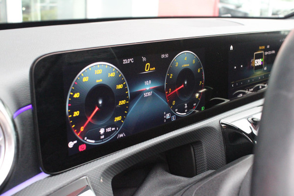 Mercedes-Benz A-Klasse 180 136PK AUTOMAAT AMG LINE | STERRENHEMEL! | PANORAMISCH SCHUIF/KANTEL DAK | SFEER VERLICHTING | NAVIGATIE | ACHTERUITRIJ CAMERA | PARKEERSENSOREN VOOR EN ACHTER | HIGH PERFORMANCE LED KOPLAMPEN | STOEL VERWARMING | KEYLESS - GO | SPIEGEL PAKKET | NIGHT PAKKET | LICHTMETALEN VELGEN 18" | EERSTE EIGENAAR! |