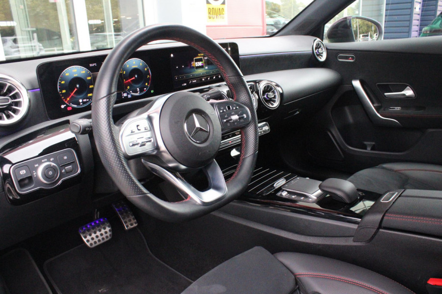 Mercedes-Benz A-Klasse 180 136PK AUTOMAAT AMG LINE | STERRENHEMEL! | PANORAMISCH SCHUIF/KANTEL DAK | SFEER VERLICHTING | NAVIGATIE | ACHTERUITRIJ CAMERA | PARKEERSENSOREN VOOR EN ACHTER | HIGH PERFORMANCE LED KOPLAMPEN | STOEL VERWARMING | KEYLESS - GO | SPIEGEL PAKKET | NIGHT PAKKET | LICHTMETALEN VELGEN 18" | EERSTE EIGENAAR! |