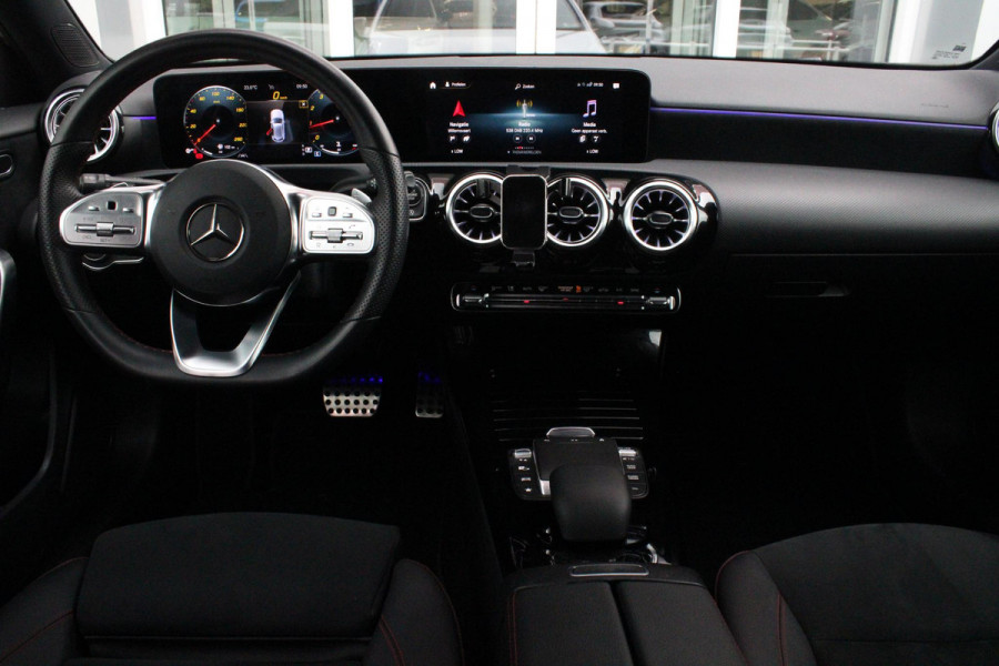 Mercedes-Benz A-Klasse 180 136PK AUTOMAAT AMG LINE | STERRENHEMEL! | PANORAMISCH SCHUIF/KANTEL DAK | SFEER VERLICHTING | NAVIGATIE | ACHTERUITRIJ CAMERA | PARKEERSENSOREN VOOR EN ACHTER | HIGH PERFORMANCE LED KOPLAMPEN | STOEL VERWARMING | KEYLESS - GO | SPIEGEL PAKKET | NIGHT PAKKET | LICHTMETALEN VELGEN 18" | EERSTE EIGENAAR! |