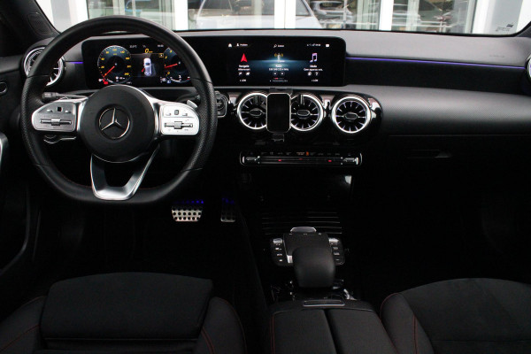 Mercedes-Benz A-Klasse 180 136PK AUTOMAAT AMG LINE | STERRENHEMEL! | PANORAMISCH SCHUIF/KANTEL DAK | SFEER VERLICHTING | NAVIGATIE | ACHTERUITRIJ CAMERA | PARKEERSENSOREN VOOR EN ACHTER | HIGH PERFORMANCE LED KOPLAMPEN | STOEL VERWARMING | KEYLESS - GO | SPIEGEL PAKKET | NIGHT PAKKET | LICHTMETALEN VELGEN 18" | EERSTE EIGENAAR! |