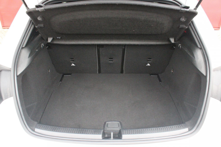 Mercedes-Benz A-Klasse 180 136PK AUTOMAAT AMG LINE | STERRENHEMEL! | PANORAMISCH SCHUIF/KANTEL DAK | SFEER VERLICHTING | NAVIGATIE | ACHTERUITRIJ CAMERA | PARKEERSENSOREN VOOR EN ACHTER | HIGH PERFORMANCE LED KOPLAMPEN | STOEL VERWARMING | KEYLESS - GO | SPIEGEL PAKKET | NIGHT PAKKET | LICHTMETALEN VELGEN 18" | EERSTE EIGENAAR! |