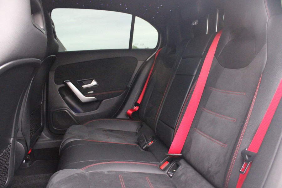 Mercedes-Benz A-Klasse 180 136PK AUTOMAAT AMG LINE | STERRENHEMEL! | PANORAMISCH SCHUIF/KANTEL DAK | SFEER VERLICHTING | NAVIGATIE | ACHTERUITRIJ CAMERA | PARKEERSENSOREN VOOR EN ACHTER | HIGH PERFORMANCE LED KOPLAMPEN | STOEL VERWARMING | KEYLESS - GO | SPIEGEL PAKKET | NIGHT PAKKET | LICHTMETALEN VELGEN 18" | EERSTE EIGENAAR! |
