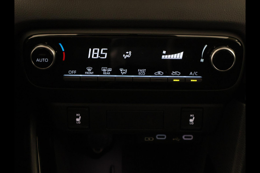 Toyota Yaris 1.5 Hybrid Dynamic Luxury Bi-Tone | Stuur- & Stoelverwarming | Camera | Lichtmetalen velgen |