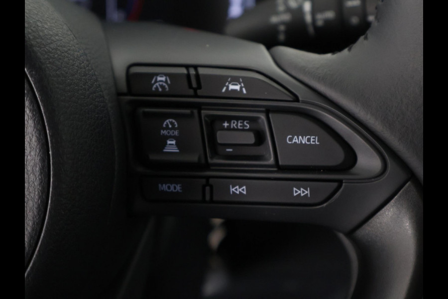 Toyota Yaris 1.5 Hybrid Dynamic Luxury Bi-Tone | Stuur- & Stoelverwarming | Camera | Lichtmetalen velgen |