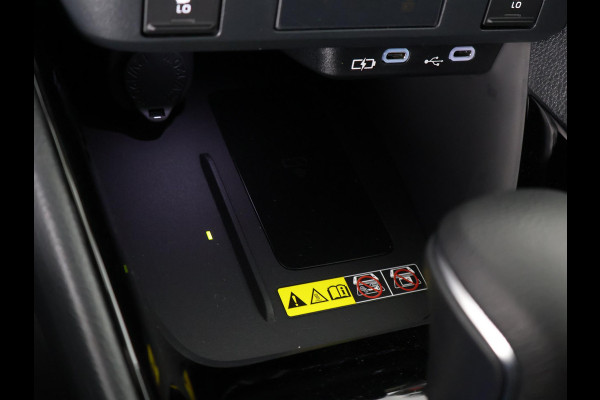 Toyota Yaris 1.5 Hybrid Dynamic Luxury Bi-Tone | Stuur- & Stoelverwarming | Camera | Lichtmetalen velgen |