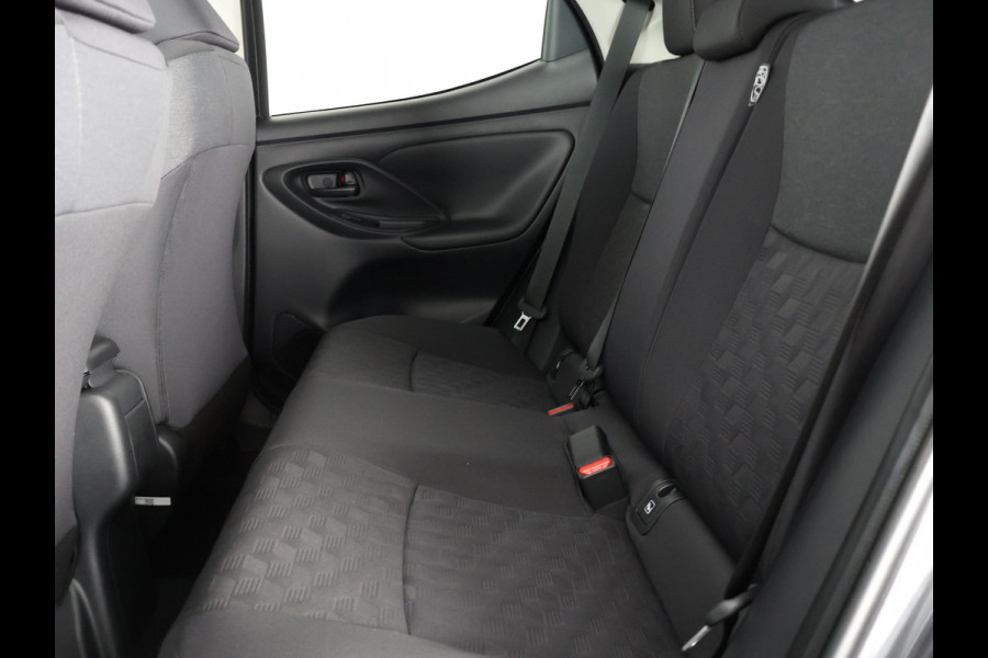 Toyota Yaris 1.5 Hybrid Dynamic Luxury Bi-Tone | Stuur- & Stoelverwarming | Camera | Lichtmetalen velgen |