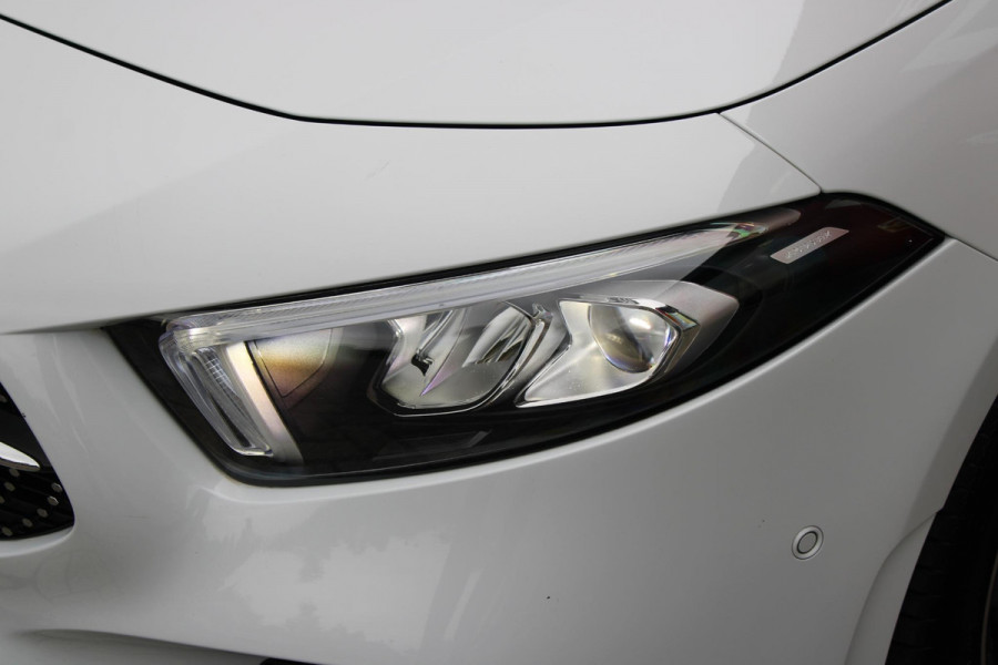 Mercedes-Benz A-Klasse 180 136PK AUTOMAAT AMG LINE | STERRENHEMEL! | PANORAMISCH SCHUIF/KANTEL DAK | SFEER VERLICHTING | NAVIGATIE | ACHTERUITRIJ CAMERA | PARKEERSENSOREN VOOR EN ACHTER | HIGH PERFORMANCE LED KOPLAMPEN | STOEL VERWARMING | KEYLESS - GO | SPIEGEL PAKKET | NIGHT PAKKET | LICHTMETALEN VELGEN 18" | EERSTE EIGENAAR! |