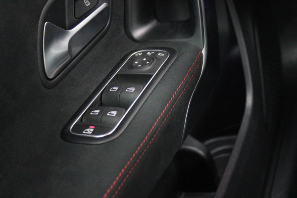 Mercedes-Benz A-Klasse 180 136PK AUTOMAAT AMG LINE | STERRENHEMEL! | PANORAMISCH SCHUIF/KANTEL DAK | SFEER VERLICHTING | NAVIGATIE | ACHTERUITRIJ CAMERA | PARKEERSENSOREN VOOR EN ACHTER | HIGH PERFORMANCE LED KOPLAMPEN | STOEL VERWARMING | KEYLESS - GO | SPIEGEL PAKKET | NIGHT PAKKET | LICHTMETALEN VELGEN 18" | EERSTE EIGENAAR! |
