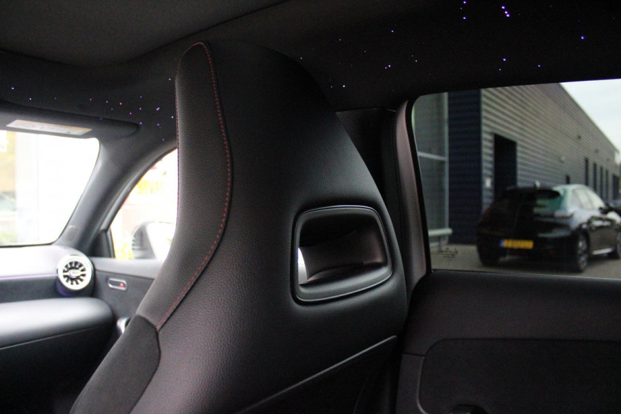 Mercedes-Benz A-Klasse 180 136PK AUTOMAAT AMG LINE | STERRENHEMEL! | PANORAMISCH SCHUIF/KANTEL DAK | SFEER VERLICHTING | NAVIGATIE | ACHTERUITRIJ CAMERA | PARKEERSENSOREN VOOR EN ACHTER | HIGH PERFORMANCE LED KOPLAMPEN | STOEL VERWARMING | KEYLESS - GO | SPIEGEL PAKKET | NIGHT PAKKET | LICHTMETALEN VELGEN 18" | EERSTE EIGENAAR! |