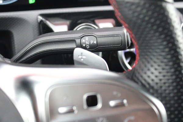 Mercedes-Benz A-Klasse 180 136PK AUTOMAAT AMG LINE | STERRENHEMEL! | PANORAMISCH SCHUIF/KANTEL DAK | SFEER VERLICHTING | NAVIGATIE | ACHTERUITRIJ CAMERA | PARKEERSENSOREN VOOR EN ACHTER | HIGH PERFORMANCE LED KOPLAMPEN | STOEL VERWARMING | KEYLESS - GO | SPIEGEL PAKKET | NIGHT PAKKET | LICHTMETALEN VELGEN 18" | EERSTE EIGENAAR! |