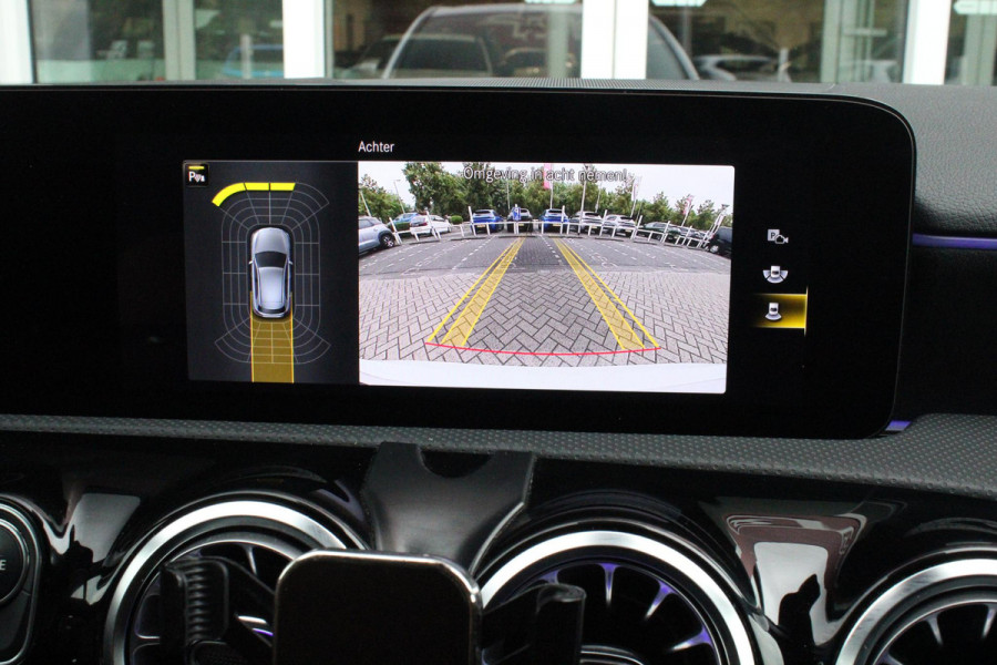 Mercedes-Benz A-Klasse 180 136PK AUTOMAAT AMG LINE | STERRENHEMEL! | PANORAMISCH SCHUIF/KANTEL DAK | SFEER VERLICHTING | NAVIGATIE | ACHTERUITRIJ CAMERA | PARKEERSENSOREN VOOR EN ACHTER | HIGH PERFORMANCE LED KOPLAMPEN | STOEL VERWARMING | KEYLESS - GO | SPIEGEL PAKKET | NIGHT PAKKET | LICHTMETALEN VELGEN 18" | EERSTE EIGENAAR! |