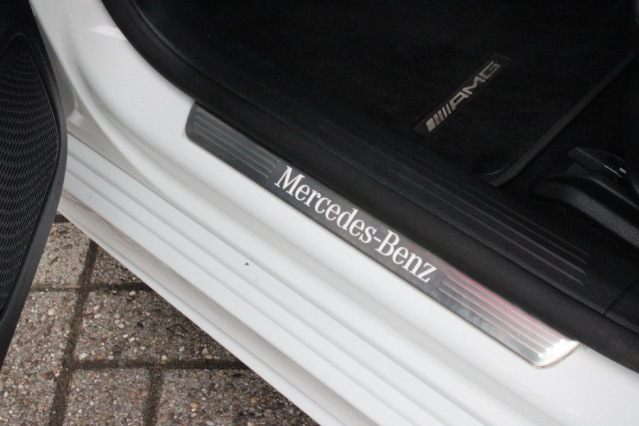 Mercedes-Benz A-Klasse 180 136PK AUTOMAAT AMG LINE | STERRENHEMEL! | PANORAMISCH SCHUIF/KANTEL DAK | SFEER VERLICHTING | NAVIGATIE | ACHTERUITRIJ CAMERA | PARKEERSENSOREN VOOR EN ACHTER | HIGH PERFORMANCE LED KOPLAMPEN | STOEL VERWARMING | KEYLESS - GO | SPIEGEL PAKKET | NIGHT PAKKET | LICHTMETALEN VELGEN 18" | EERSTE EIGENAAR! |
