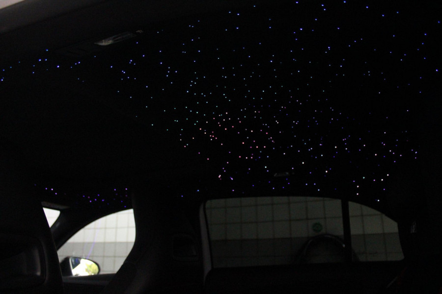Mercedes-Benz A-Klasse 180 136PK AUTOMAAT AMG LINE | STERRENHEMEL! | PANORAMISCH SCHUIF/KANTEL DAK | SFEER VERLICHTING | NAVIGATIE | ACHTERUITRIJ CAMERA | PARKEERSENSOREN VOOR EN ACHTER | HIGH PERFORMANCE LED KOPLAMPEN | STOEL VERWARMING | KEYLESS - GO | SPIEGEL PAKKET | NIGHT PAKKET | LICHTMETALEN VELGEN 18" | EERSTE EIGENAAR! |