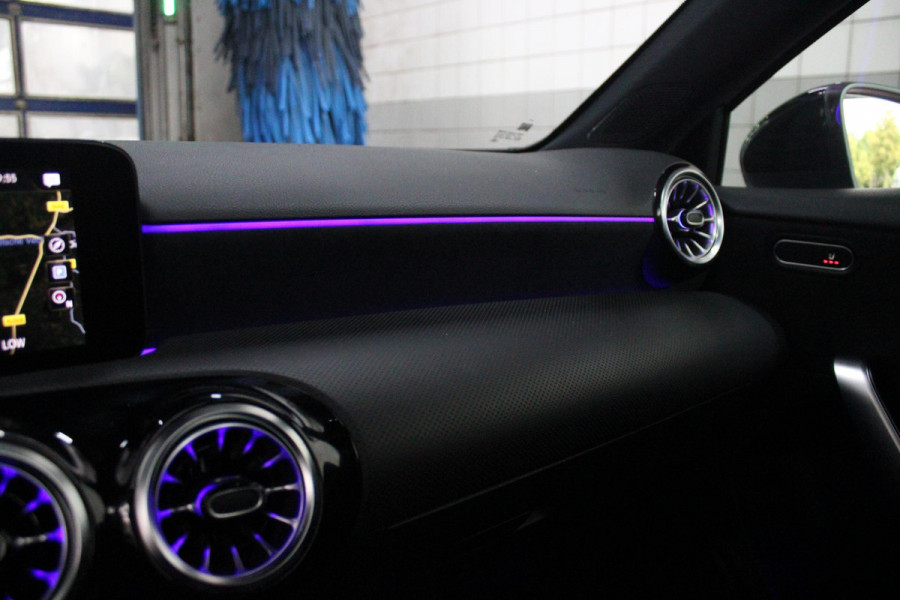 Mercedes-Benz A-Klasse 180 136PK AUTOMAAT AMG LINE | STERRENHEMEL! | PANORAMISCH SCHUIF/KANTEL DAK | SFEER VERLICHTING | NAVIGATIE | ACHTERUITRIJ CAMERA | PARKEERSENSOREN VOOR EN ACHTER | HIGH PERFORMANCE LED KOPLAMPEN | STOEL VERWARMING | KEYLESS - GO | SPIEGEL PAKKET | NIGHT PAKKET | LICHTMETALEN VELGEN 18" | EERSTE EIGENAAR! |