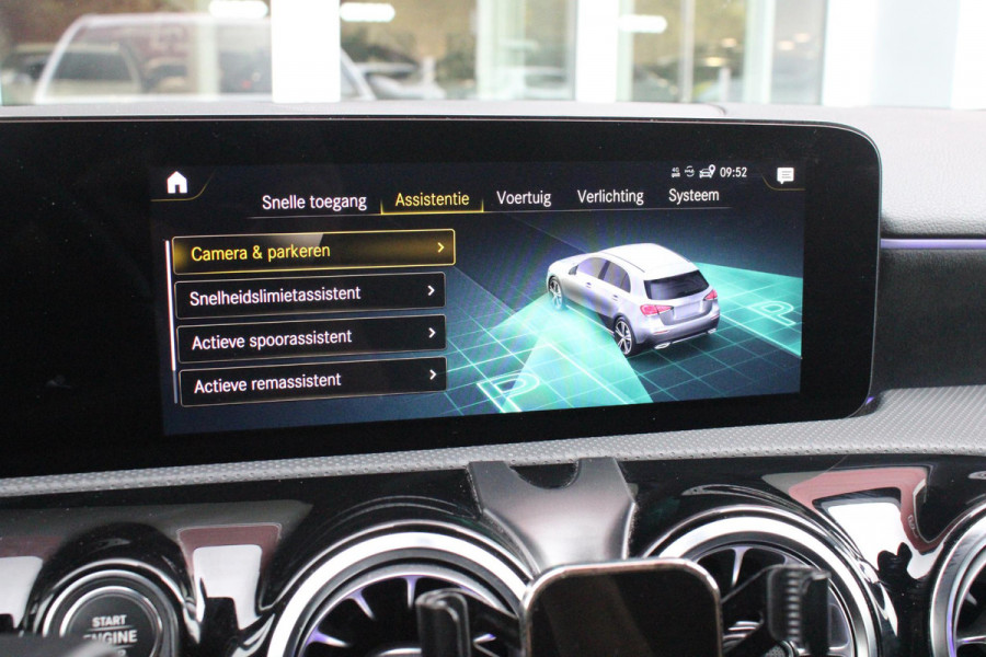 Mercedes-Benz A-Klasse 180 136PK AUTOMAAT AMG LINE | STERRENHEMEL! | PANORAMISCH SCHUIF/KANTEL DAK | SFEER VERLICHTING | NAVIGATIE | ACHTERUITRIJ CAMERA | PARKEERSENSOREN VOOR EN ACHTER | HIGH PERFORMANCE LED KOPLAMPEN | STOEL VERWARMING | KEYLESS - GO | SPIEGEL PAKKET | NIGHT PAKKET | LICHTMETALEN VELGEN 18" | EERSTE EIGENAAR! |