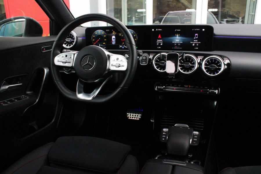 Mercedes-Benz A-Klasse 180 136PK AUTOMAAT AMG LINE | STERRENHEMEL! | PANORAMISCH SCHUIF/KANTEL DAK | SFEER VERLICHTING | NAVIGATIE | ACHTERUITRIJ CAMERA | PARKEERSENSOREN VOOR EN ACHTER | HIGH PERFORMANCE LED KOPLAMPEN | STOEL VERWARMING | KEYLESS - GO | SPIEGEL PAKKET | NIGHT PAKKET | LICHTMETALEN VELGEN 18" | EERSTE EIGENAAR! |