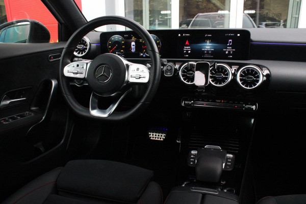 Mercedes-Benz A-Klasse 180 136PK AUTOMAAT AMG LINE | STERRENHEMEL! | PANORAMISCH SCHUIF/KANTEL DAK | SFEER VERLICHTING | NAVIGATIE | ACHTERUITRIJ CAMERA | PARKEERSENSOREN VOOR EN ACHTER | HIGH PERFORMANCE LED KOPLAMPEN | STOEL VERWARMING | KEYLESS - GO | SPIEGEL PAKKET | NIGHT PAKKET | LICHTMETALEN VELGEN 18" | EERSTE EIGENAAR! |