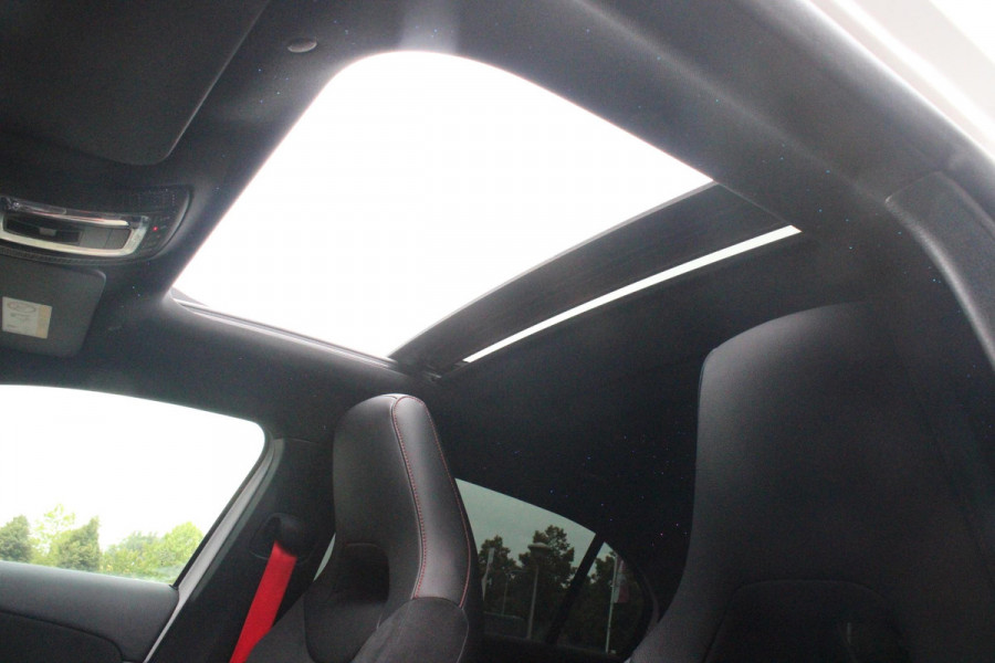 Mercedes-Benz A-Klasse 180 136PK AUTOMAAT AMG LINE | STERRENHEMEL! | PANORAMISCH SCHUIF/KANTEL DAK | SFEER VERLICHTING | NAVIGATIE | ACHTERUITRIJ CAMERA | PARKEERSENSOREN VOOR EN ACHTER | HIGH PERFORMANCE LED KOPLAMPEN | STOEL VERWARMING | KEYLESS - GO | SPIEGEL PAKKET | NIGHT PAKKET | LICHTMETALEN VELGEN 18" | EERSTE EIGENAAR! |