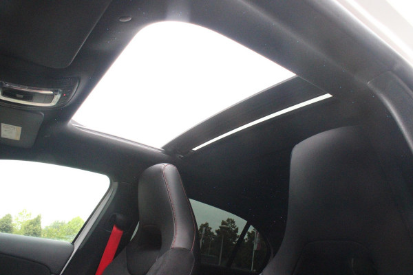 Mercedes-Benz A-Klasse 180 136PK AUTOMAAT AMG LINE | STERRENHEMEL! | PANORAMISCH SCHUIF/KANTEL DAK | SFEER VERLICHTING | NAVIGATIE | ACHTERUITRIJ CAMERA | PARKEERSENSOREN VOOR EN ACHTER | HIGH PERFORMANCE LED KOPLAMPEN | STOEL VERWARMING | KEYLESS - GO | SPIEGEL PAKKET | NIGHT PAKKET | LICHTMETALEN VELGEN 18" | EERSTE EIGENAAR! |