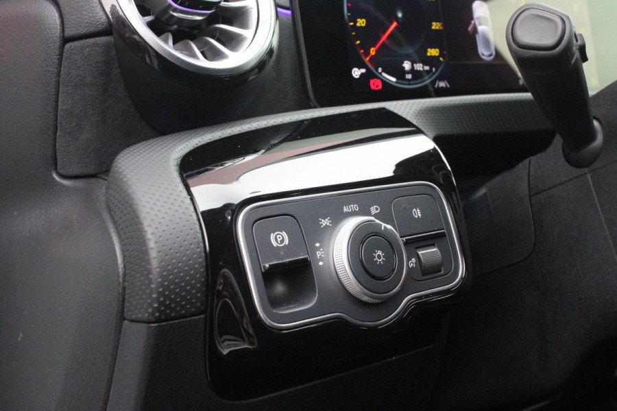 Mercedes-Benz A-Klasse 180 136PK AUTOMAAT AMG LINE | STERRENHEMEL! | PANORAMISCH SCHUIF/KANTEL DAK | SFEER VERLICHTING | NAVIGATIE | ACHTERUITRIJ CAMERA | PARKEERSENSOREN VOOR EN ACHTER | HIGH PERFORMANCE LED KOPLAMPEN | STOEL VERWARMING | KEYLESS - GO | SPIEGEL PAKKET | NIGHT PAKKET | LICHTMETALEN VELGEN 18" | EERSTE EIGENAAR! |
