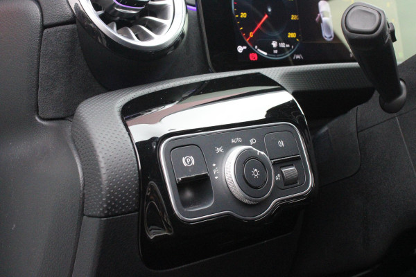 Mercedes-Benz A-Klasse 180 136PK AUTOMAAT AMG LINE | STERRENHEMEL! | PANORAMISCH SCHUIF/KANTEL DAK | SFEER VERLICHTING | NAVIGATIE | ACHTERUITRIJ CAMERA | PARKEERSENSOREN VOOR EN ACHTER | HIGH PERFORMANCE LED KOPLAMPEN | STOEL VERWARMING | KEYLESS - GO | SPIEGEL PAKKET | NIGHT PAKKET | LICHTMETALEN VELGEN 18" | EERSTE EIGENAAR! |