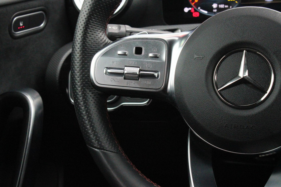 Mercedes-Benz A-Klasse 180 136PK AUTOMAAT AMG LINE | STERRENHEMEL! | PANORAMISCH SCHUIF/KANTEL DAK | SFEER VERLICHTING | NAVIGATIE | ACHTERUITRIJ CAMERA | PARKEERSENSOREN VOOR EN ACHTER | HIGH PERFORMANCE LED KOPLAMPEN | STOEL VERWARMING | KEYLESS - GO | SPIEGEL PAKKET | NIGHT PAKKET | LICHTMETALEN VELGEN 18" | EERSTE EIGENAAR! |