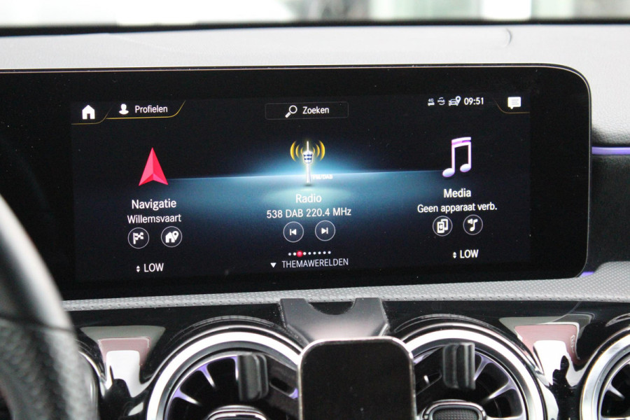 Mercedes-Benz A-Klasse 180 136PK AUTOMAAT AMG LINE | STERRENHEMEL! | PANORAMISCH SCHUIF/KANTEL DAK | SFEER VERLICHTING | NAVIGATIE | ACHTERUITRIJ CAMERA | PARKEERSENSOREN VOOR EN ACHTER | HIGH PERFORMANCE LED KOPLAMPEN | STOEL VERWARMING | KEYLESS - GO | SPIEGEL PAKKET | NIGHT PAKKET | LICHTMETALEN VELGEN 18" | EERSTE EIGENAAR! |